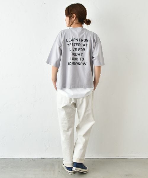 her.｜LOOK TO TOMORROW リラックスフィットTee [[LOOK TO TOMORROW Relax Fit Tee(ハ゛ックフ゜リント)]][C]her.｜LOOK TO TOMORROW リラックスフィットTee [[LOOK TO TOMORROW Relax Fit Tee(ハ゛ックフ゜リント)]][C]