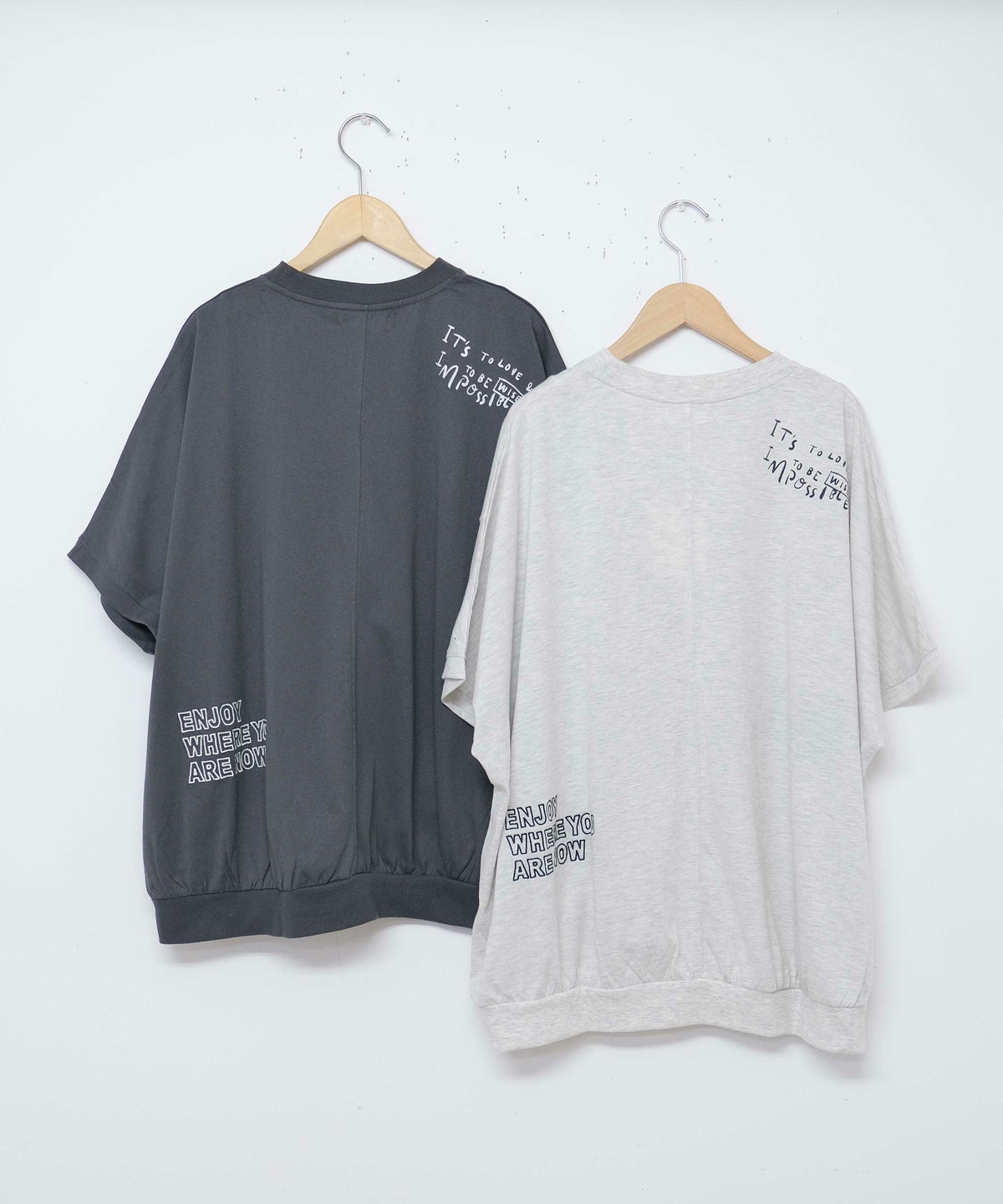 day standard｜ランダムロゴドルマンカットソー [[K52093-28]][D]