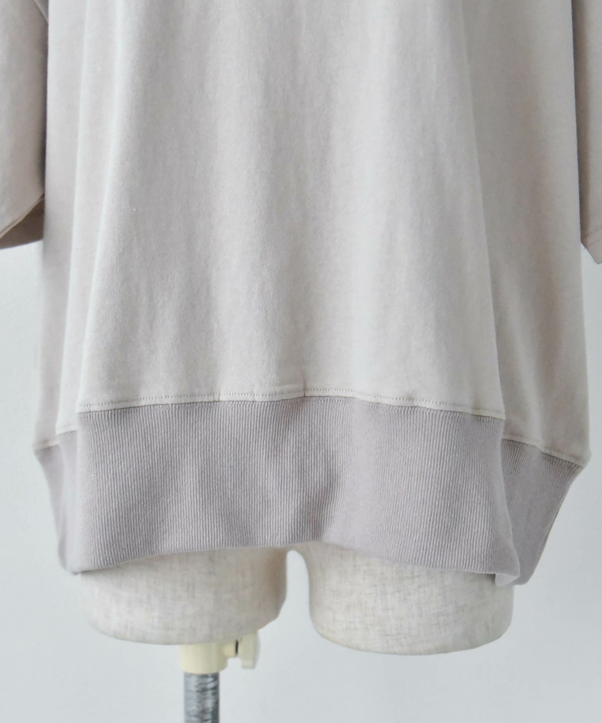 KAKELA&TRANQUIL｜裾リブカレッジロゴプリントクルー [[12505-245-10]]