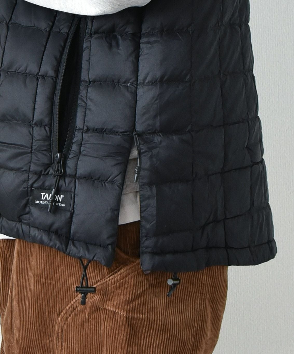  TAION｜MOUTAIN HI-NECK W-ZIP LIGHT DOWN VEST [[TAION-002ZXMT-800]][D]