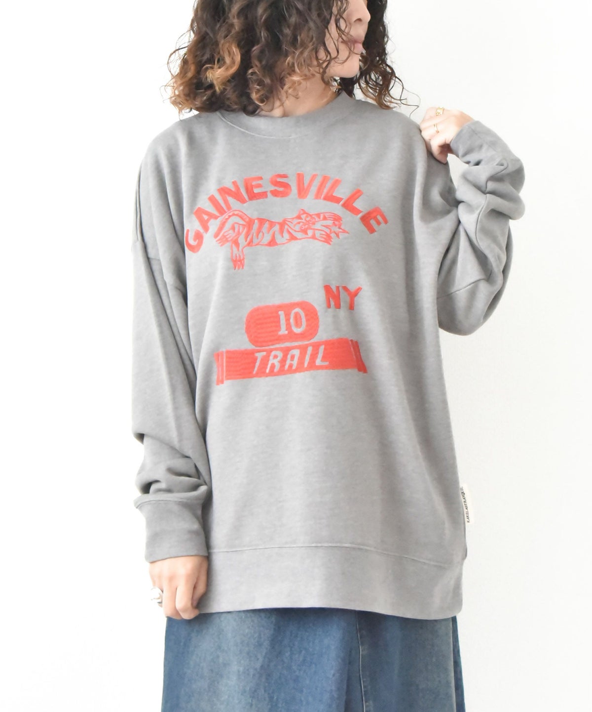 KAKELA&TRANQUIL｜ロングクルーカレッジ刺繍 [[12507-299-10]][D]