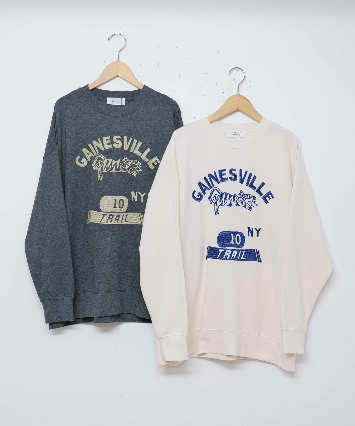 KAKELA&TRANQUIL｜ロングクルーカレッジ刺繍 [[12507-299-10]][D]