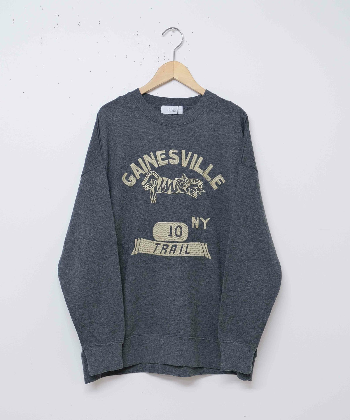 KAKELA&TRANQUIL｜ロングクルーカレッジ刺繍 [[12507-299-10]][D]