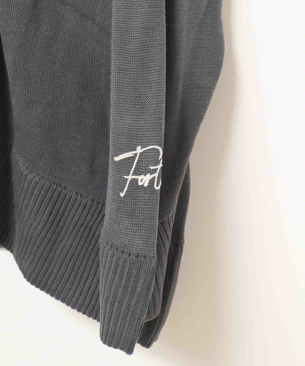 day standard｜ランダムロゴVカーデ [[B53053-28]][D]