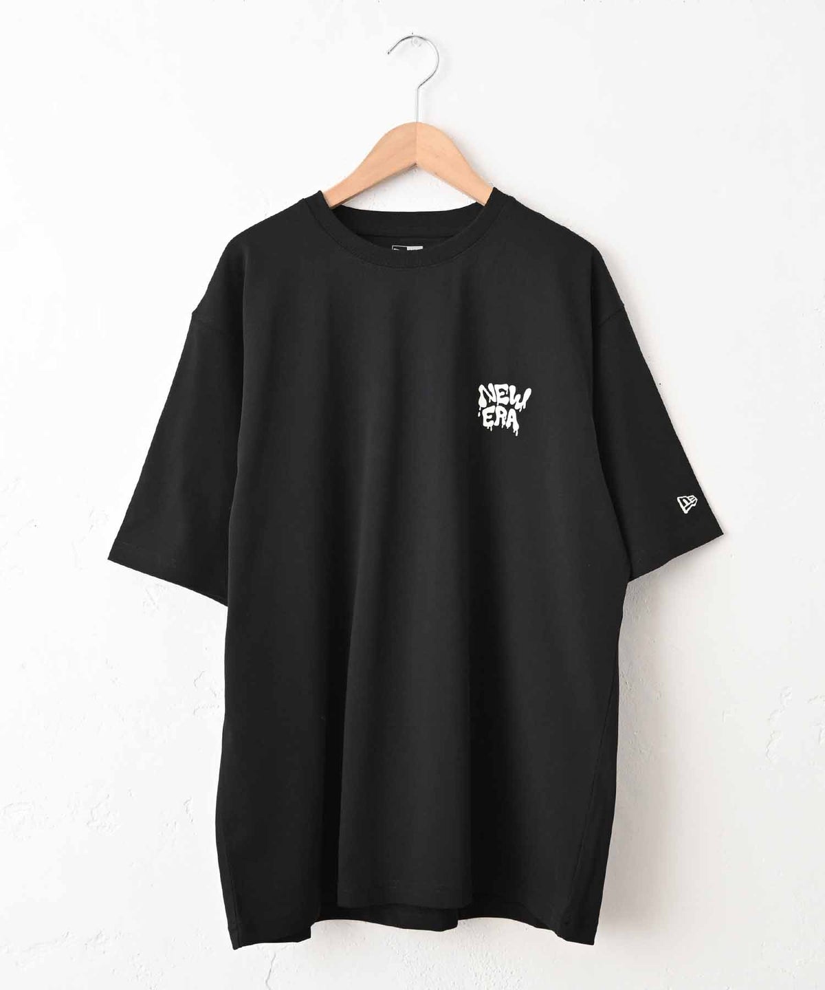 NEW ERA｜SS OS CT TEE WALL ART DRIP BLK(バックプリントオーバーTee) [[14856663]][C]