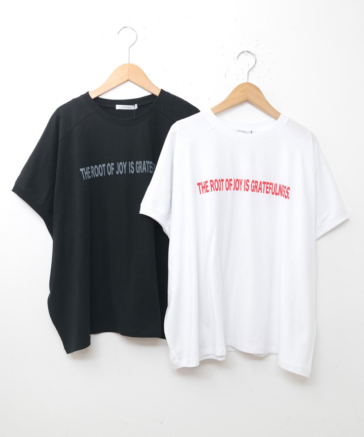 eka::｜変形ワイドロゴプリントTee [[1611935]][C]