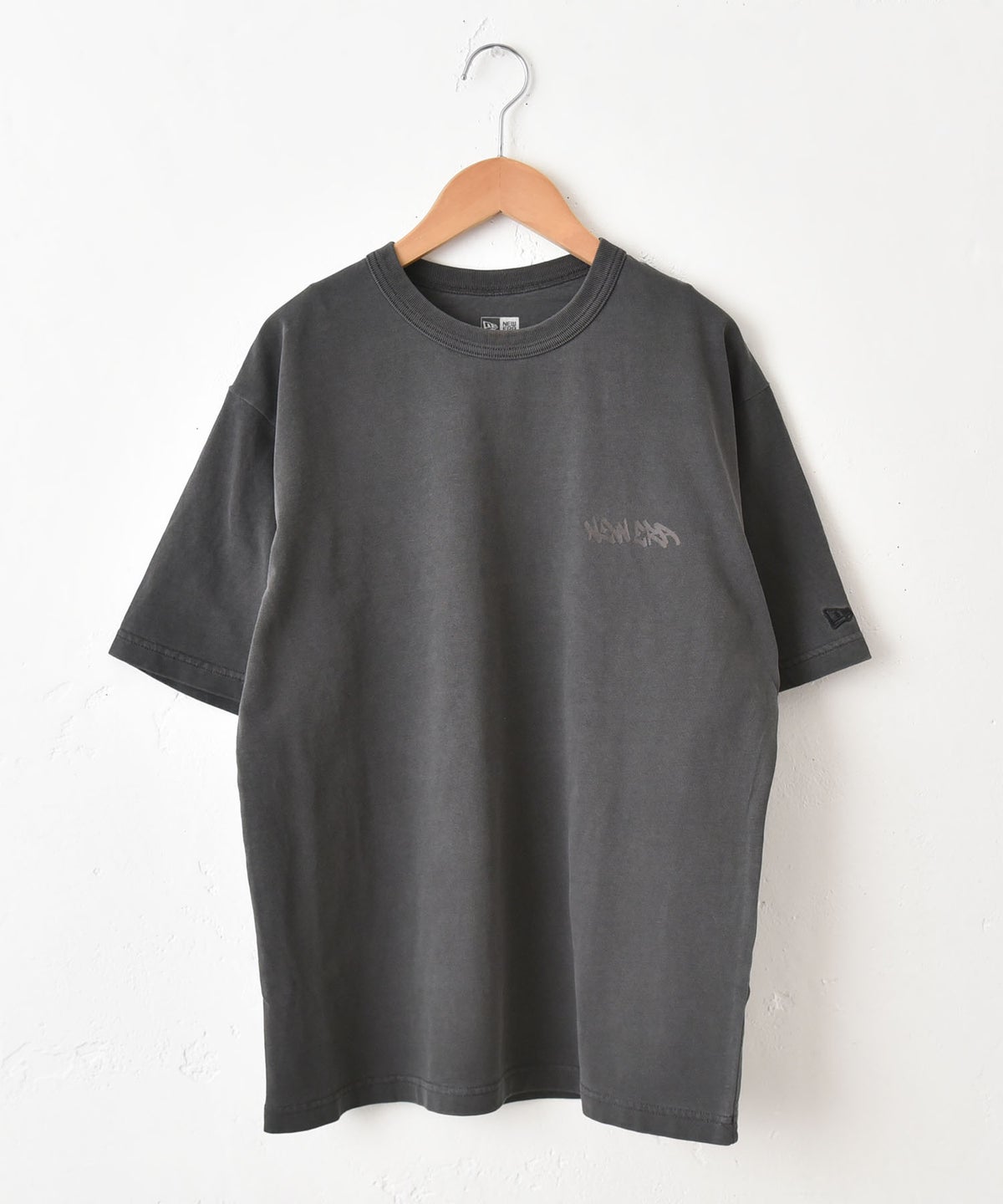 NEW ERA｜SS GARMENT DYE CT TEE TAGGING CHA(バックプリントオーバーTee) [[14856688]][C]