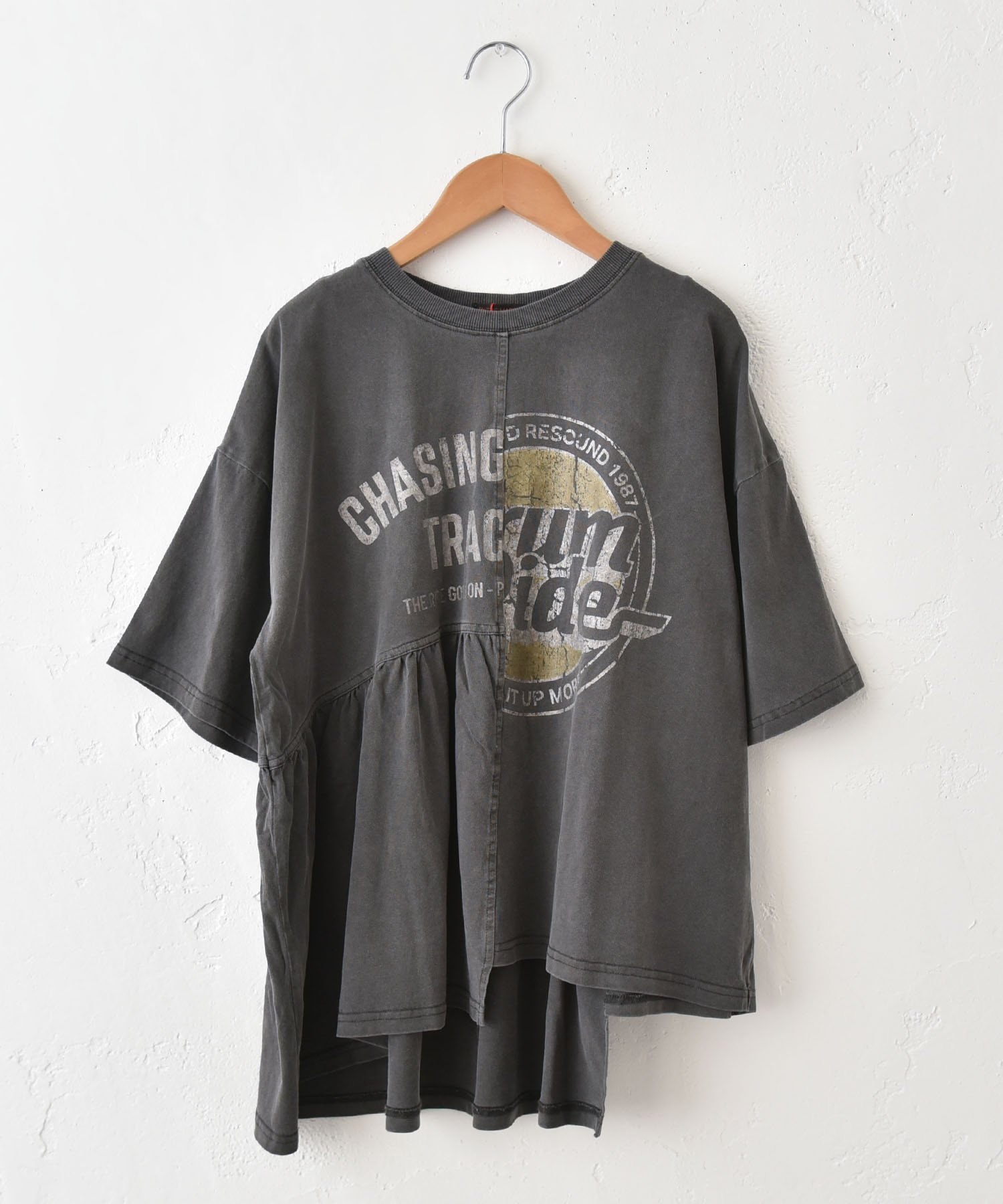 IN THE MARKET｜ピグメント天竺リメイク風切替ギャザープリントTシャツ