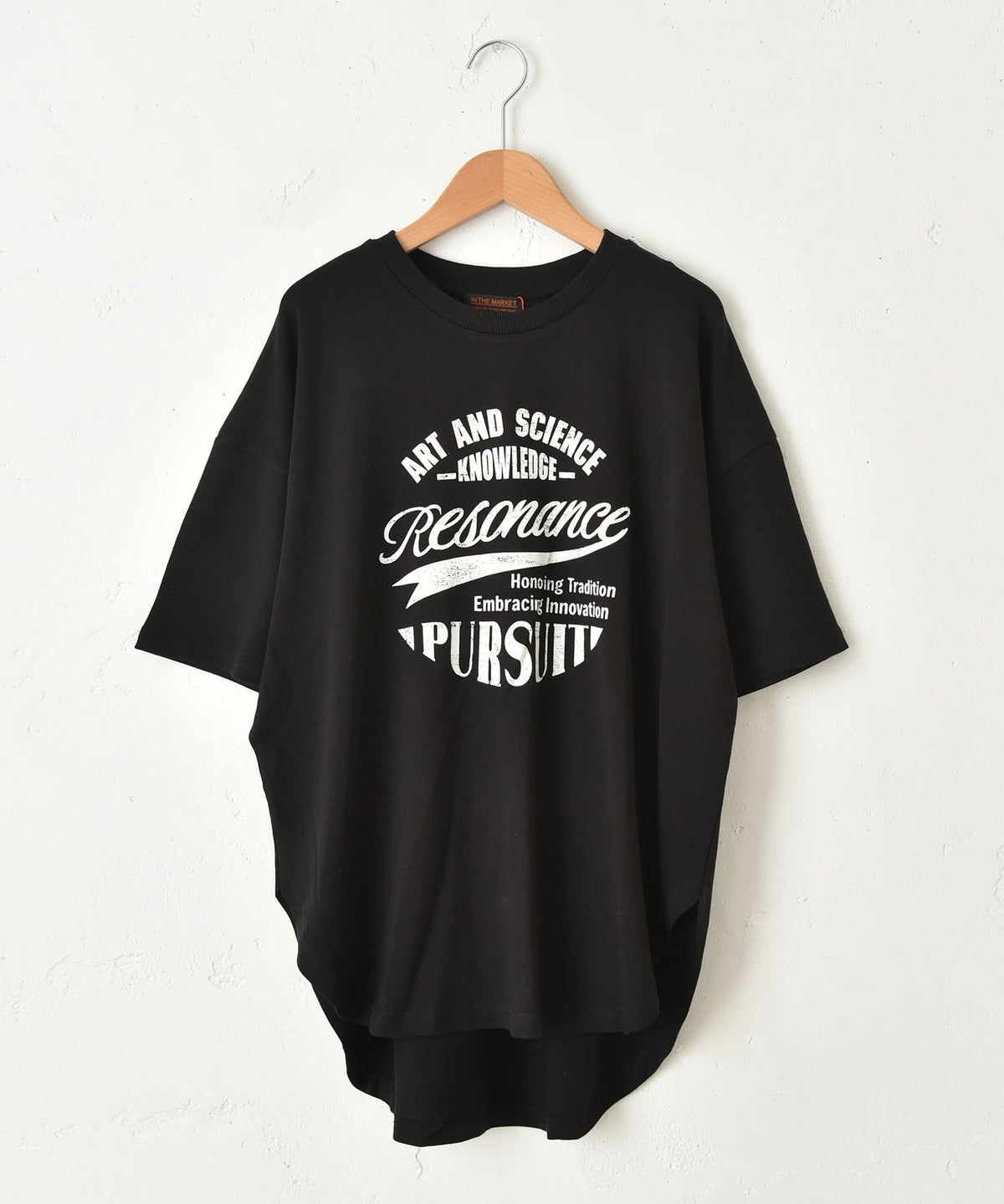  IN THE MARKET｜裾ラウンドプリントTシャツ [[83015162]][C]