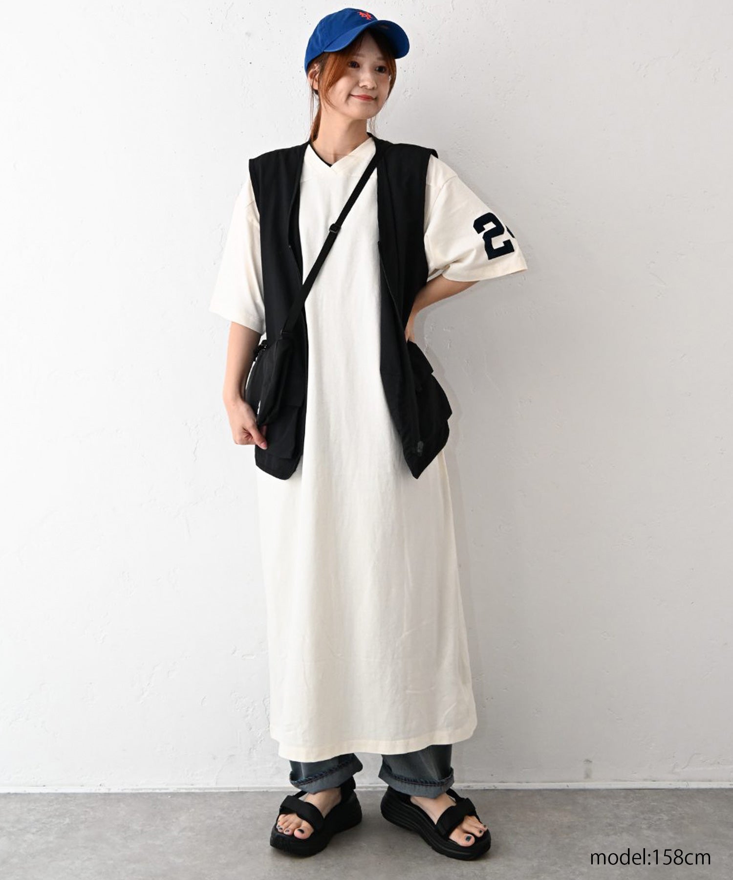 IN THE MARKET｜フロッキーロゴ ナンバリングVネックワンピース [[C