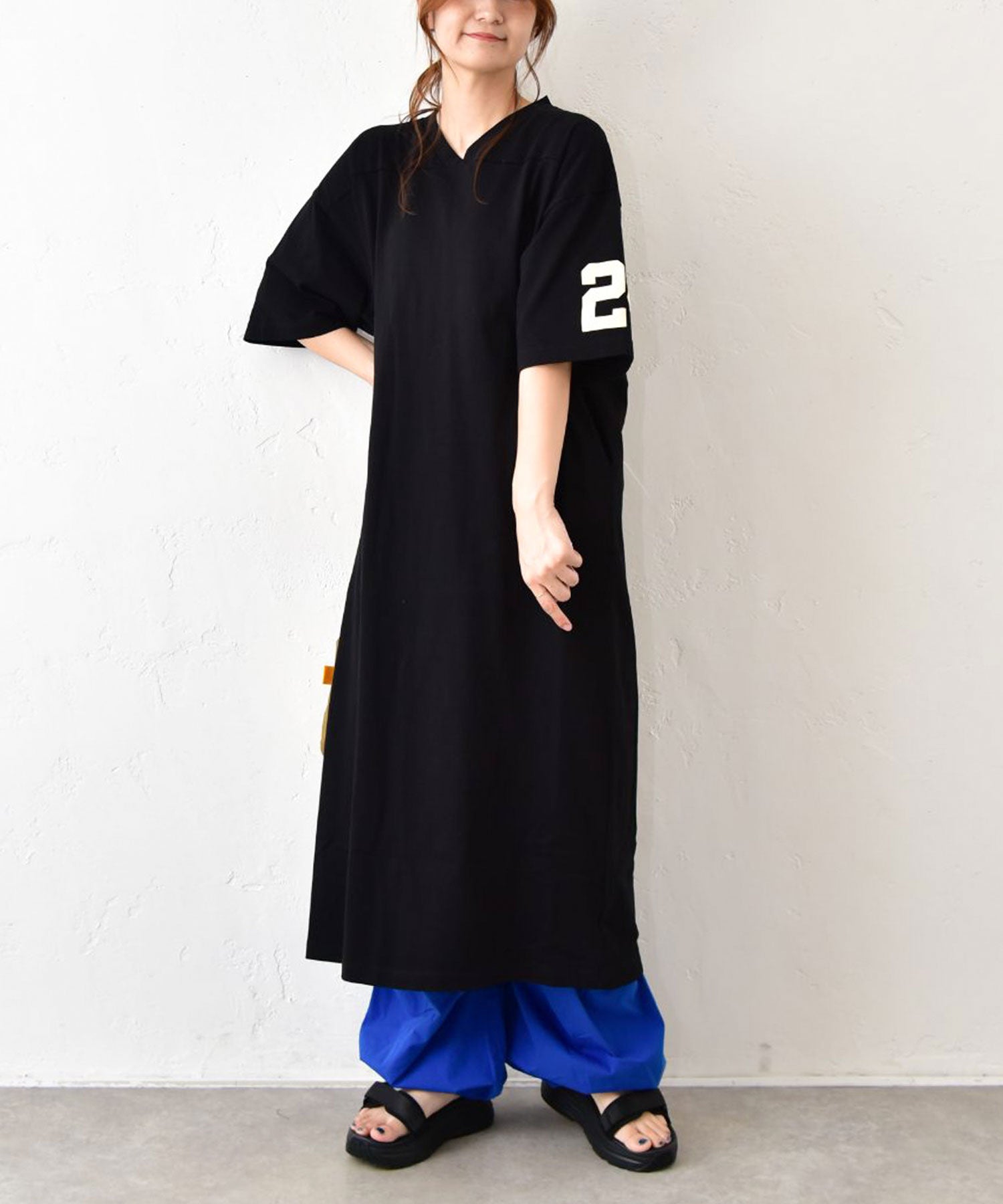 IN THE MARKET｜フロッキーロゴ ナンバリングVネックワンピース [[C