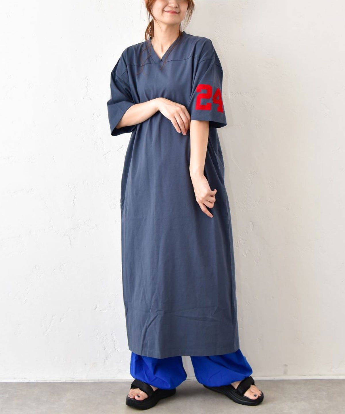 IN THE MARKET｜フロッキーロゴ ナンバリングVネックワンピース [[C-2568]][C]