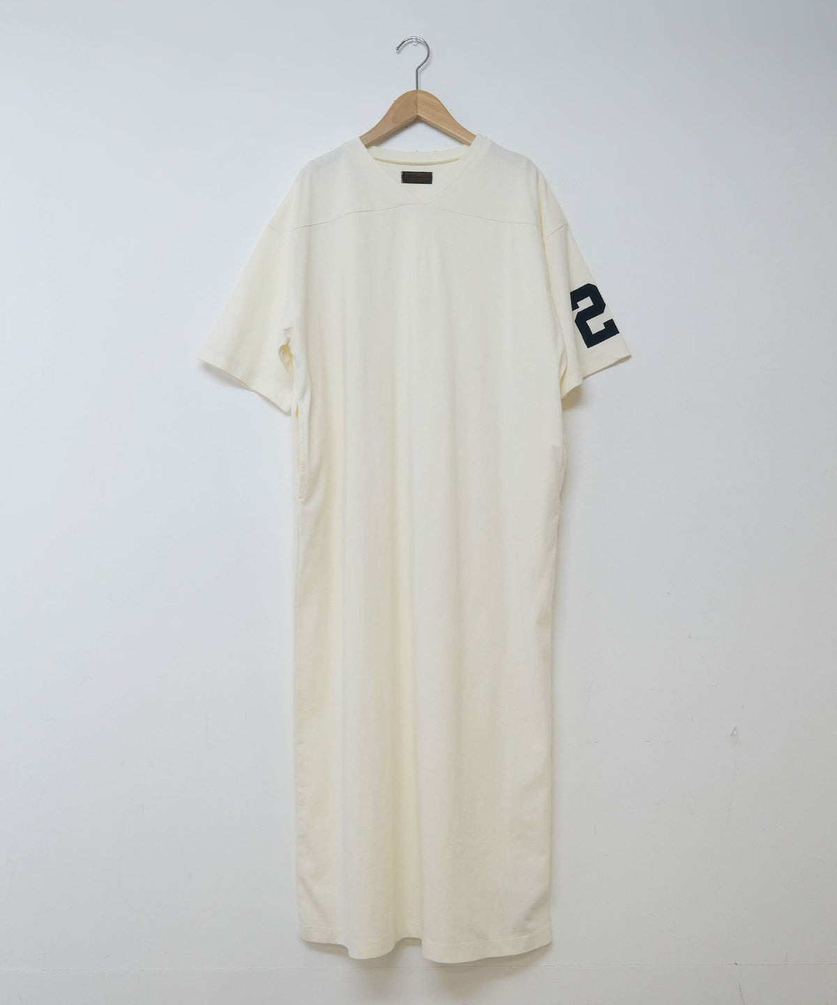 IN THE MARKET｜フロッキーロゴ ナンバリングVネックワンピース [[C-2568]][C]