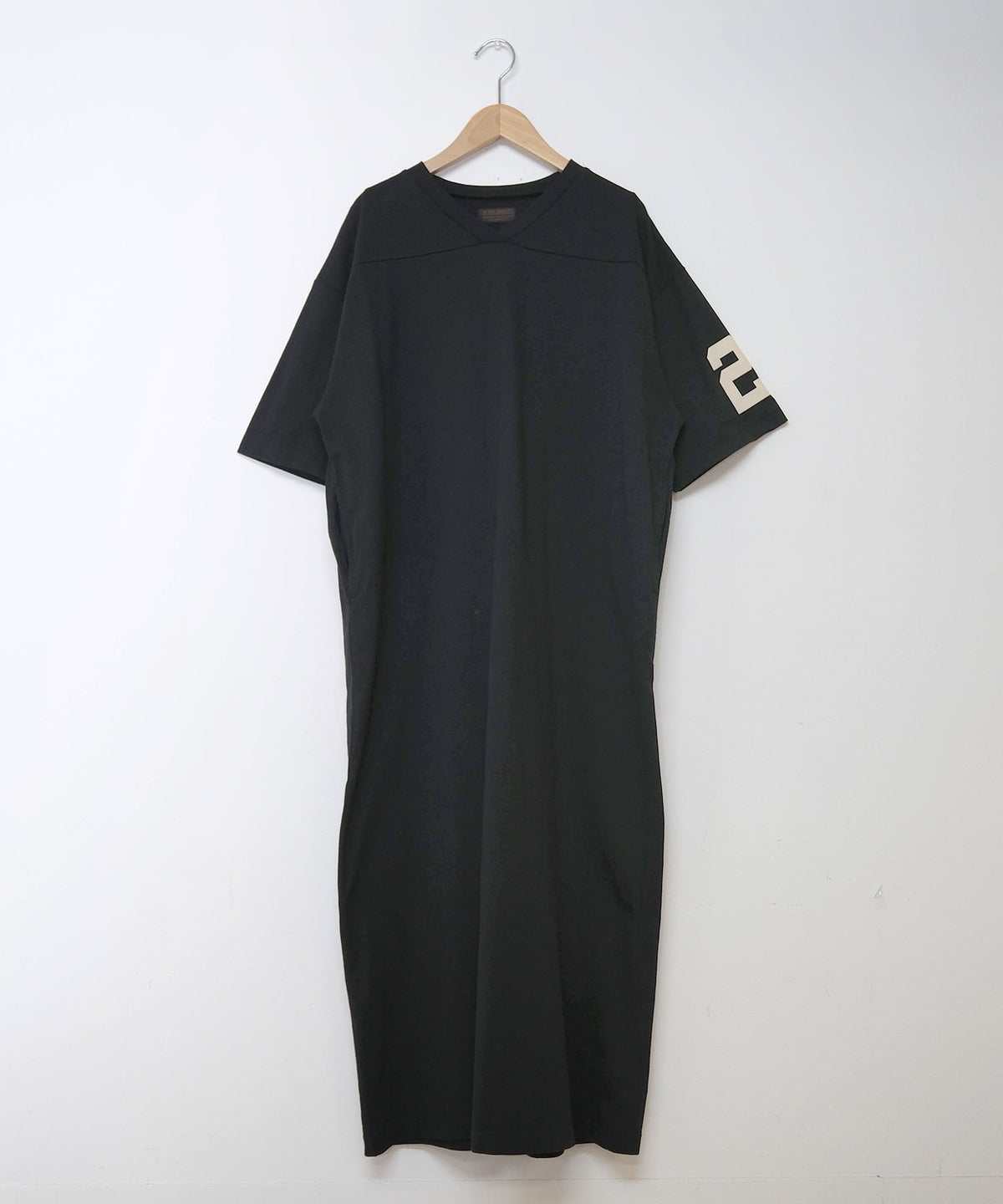 IN THE MARKET｜フロッキーロゴ ナンバリングVネックワンピース [[C-2568]][C]