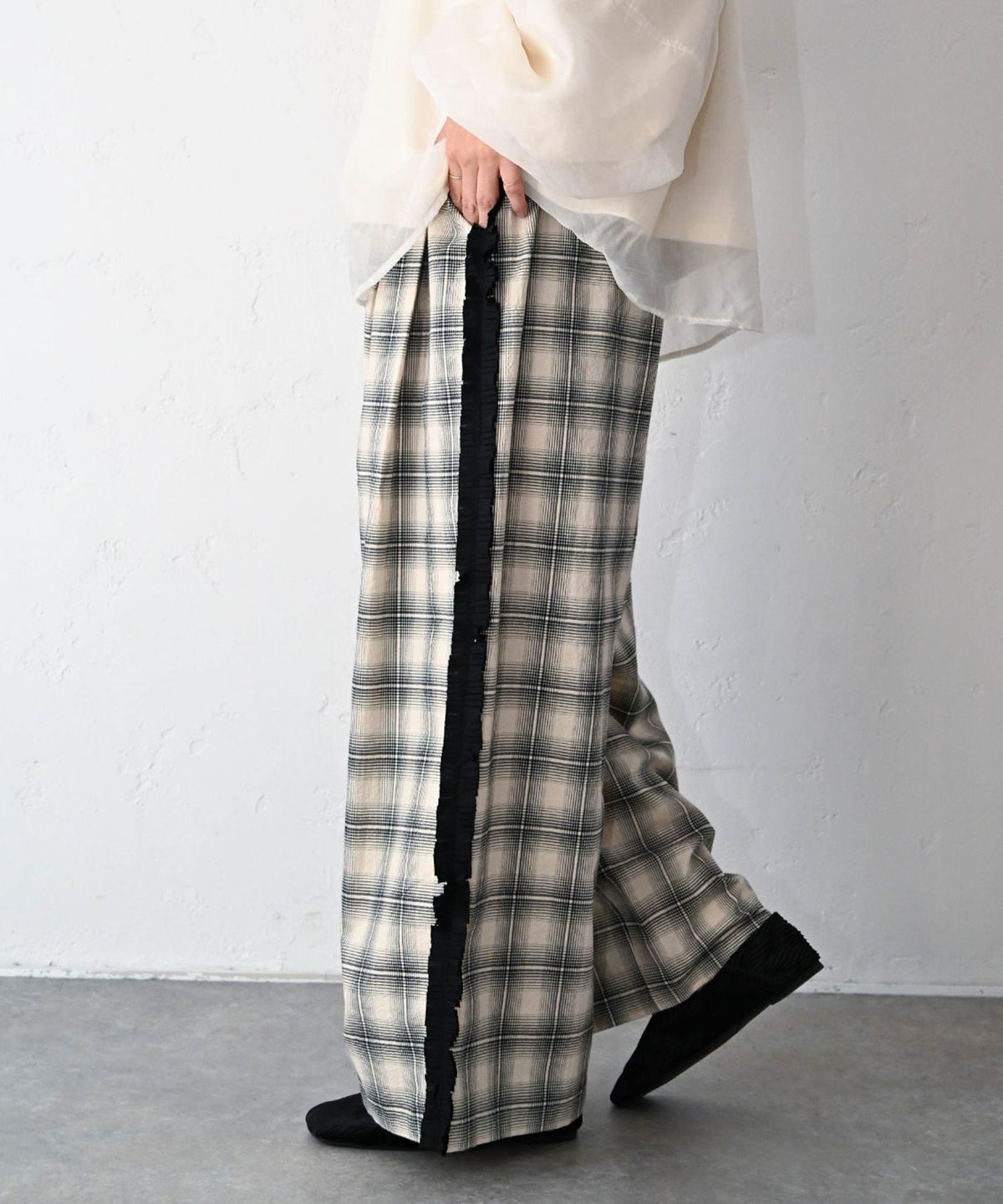 TRANOI.｜サッカーチェックサイドフリルパンツ [[242R535]][C]