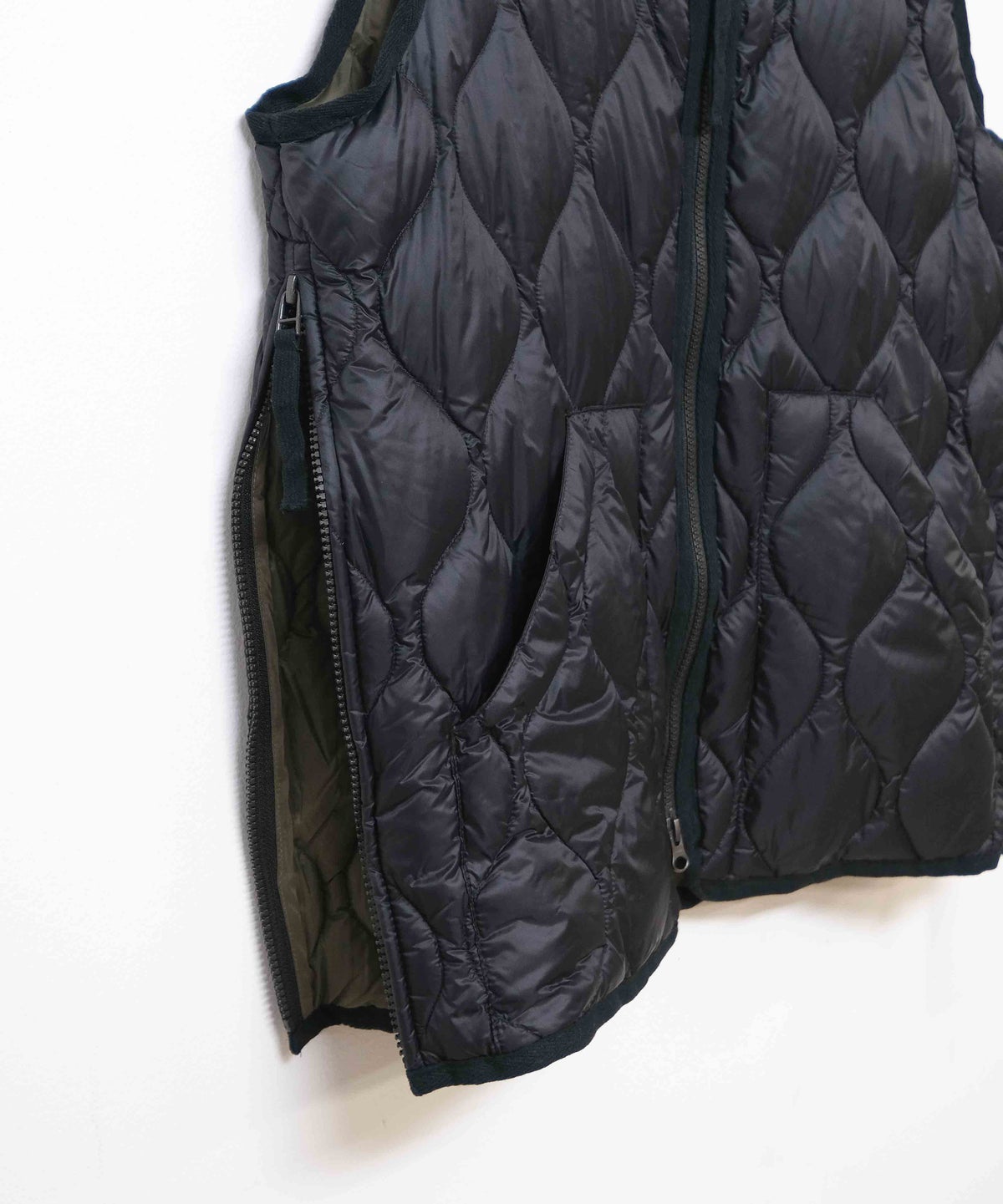 TAION｜MILITARY VNECK W-ZIP DOWN VEST（SOFT SHELL） [[TAION-001ALSZML-1-26AW]][D]